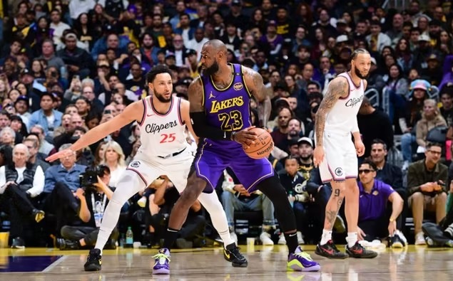 包含洛杉矶湖人发布备战花絮，关键时刻豪取连胜，NBA常规赛任务艰巨，数据趋势出现新变化的词条-球速娱乐网站