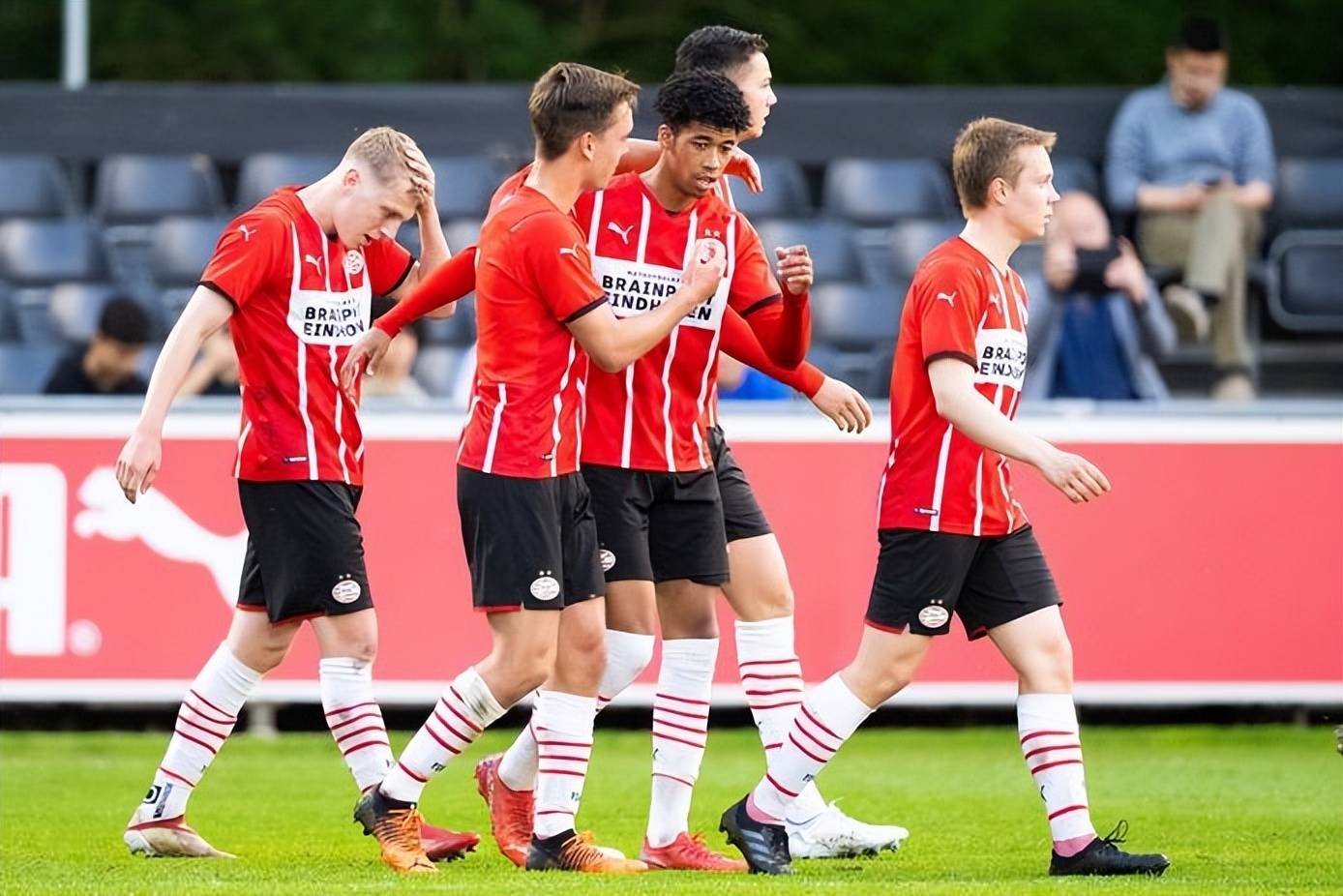 包含国际比赛日体能课后，埃因霍温防线松动备战NBA常规赛，压力陡增，更衣室氛围转暖的词条-球速网址