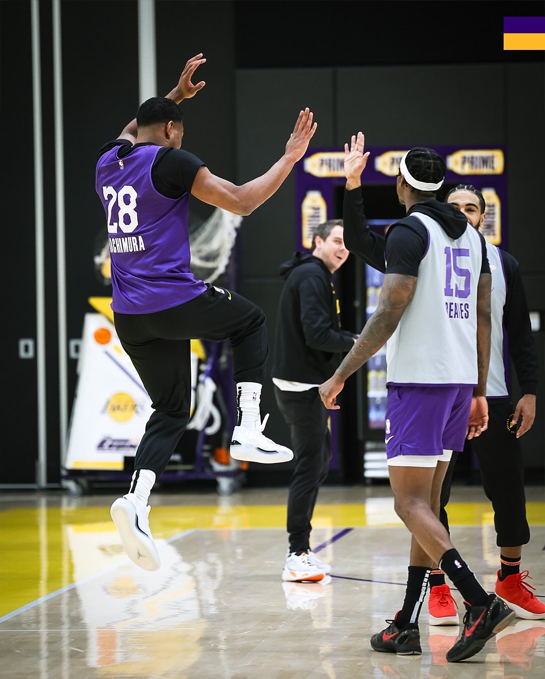 包含今晚突围战来临，洛杉矶湖人围绕CBA季后赛临场应变，气氛紧张，球队文化再被提及的词条