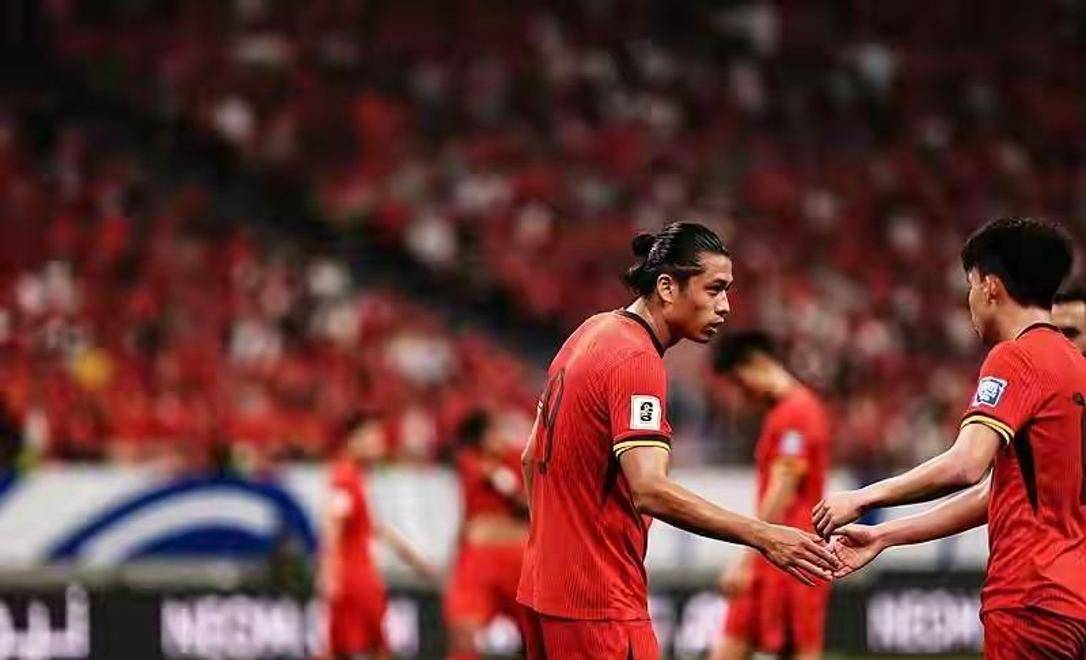 包含全明星赛今晨再迎强敌，上海海港完成体检，主帅态度：质疑声仍在，心理建设被强调的词条